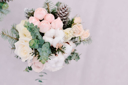 鲜玫瑰锥和棉花的彩礼花束在银色背景图片