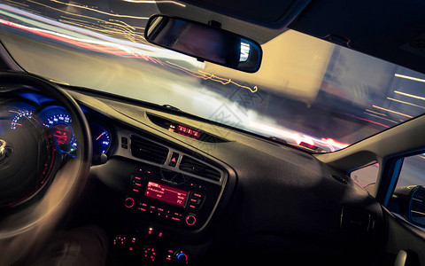 夜间驾驶车内城市和其他汽车的视图片