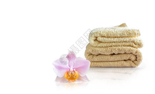 干净的毛巾和白色背景上的兰花图片