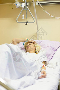 躺在医院床上在手术后康复图片