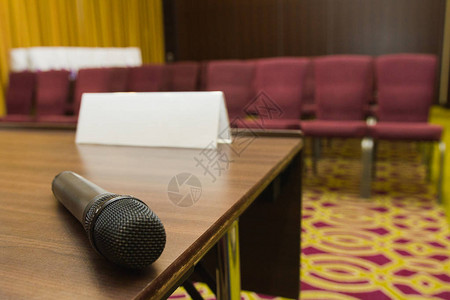 记者招待厅或会议室背景的桌上话筒图片