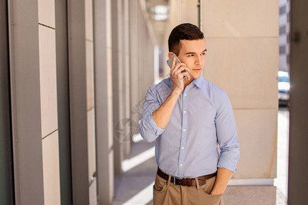 商人在电话上和朋友说话时背景模图片