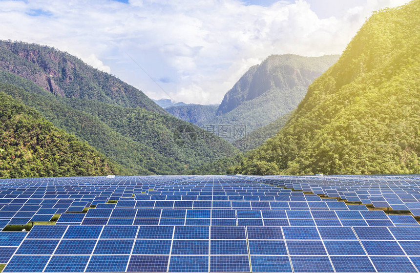 山背景太阳能发电站的太阳图片