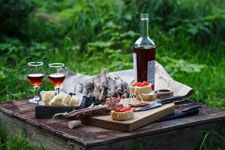 香肠番茄面包和一杯红酒乡下人背景图片