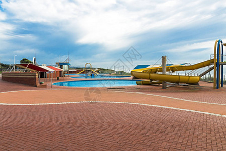 南非德班蓝天下铺砌的长廊和休闲海滨游泳池图片