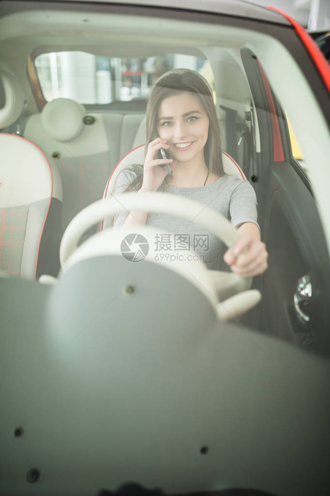 交通人技术和车辆概念女开车时使用智图片