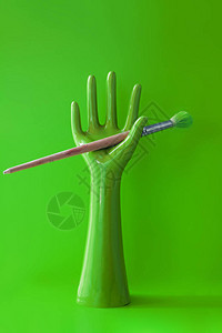 绿色陶瓷手环持有者绿色背景图片