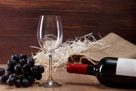 酒瓶红酒白葡萄酒杯和深葡萄枝在生图片