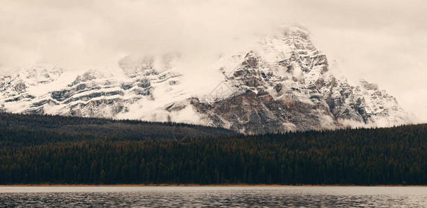 加拿大Banff公园的Bow湖带雾的山图片