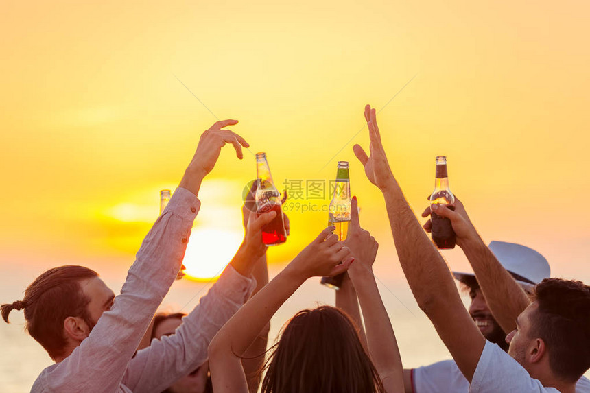 海滩饮酒和庆祝概念之友组织Beach图片
