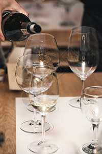 品酒时桌上有很多不同的酒杯品酒会上的侍酒师谈论不同形式的酒杯如何影响图片