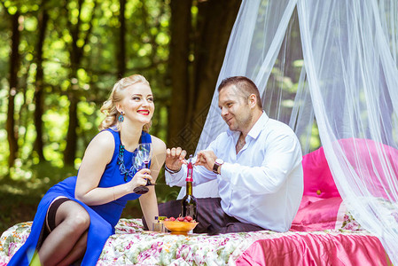 男人和女人坐在草坪的床上在乌克兰图片