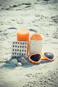 古老照片药片胡萝卜果汁和沙滩子日光浴附件预防维生素A缺乏症的理念美丽图片