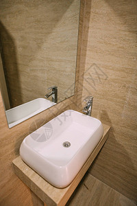 浴室里的洗脸盆水管在浴室图片