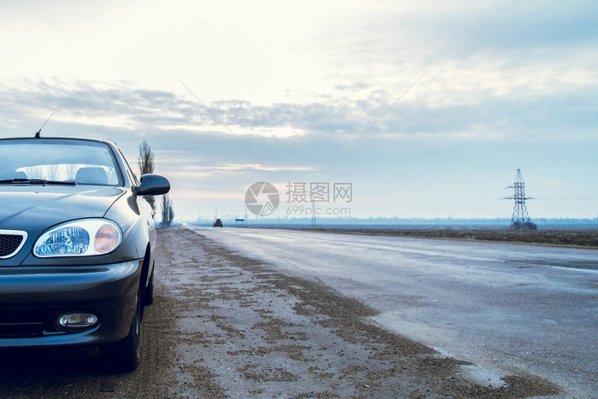 汽车在高速公路的车图片