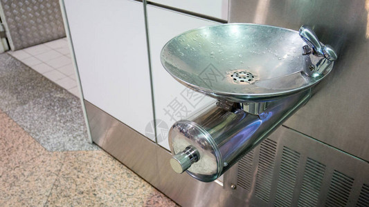 旅客在离开机场时提供饮用水或饮水机公图片