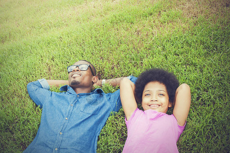 非裔美国人年轻人和小孩在绿色公园放松图片