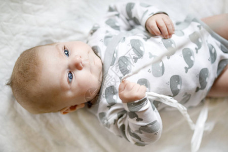 可爱的新生婴儿玩具在家里的白色床上新出生的孩子图片