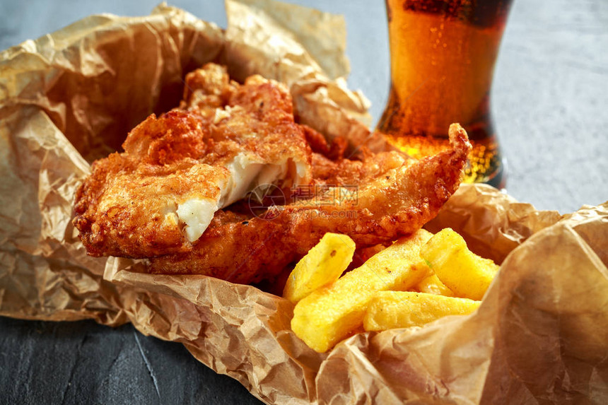 英国传统鱼和冷啤酒碎纸中的薯图片