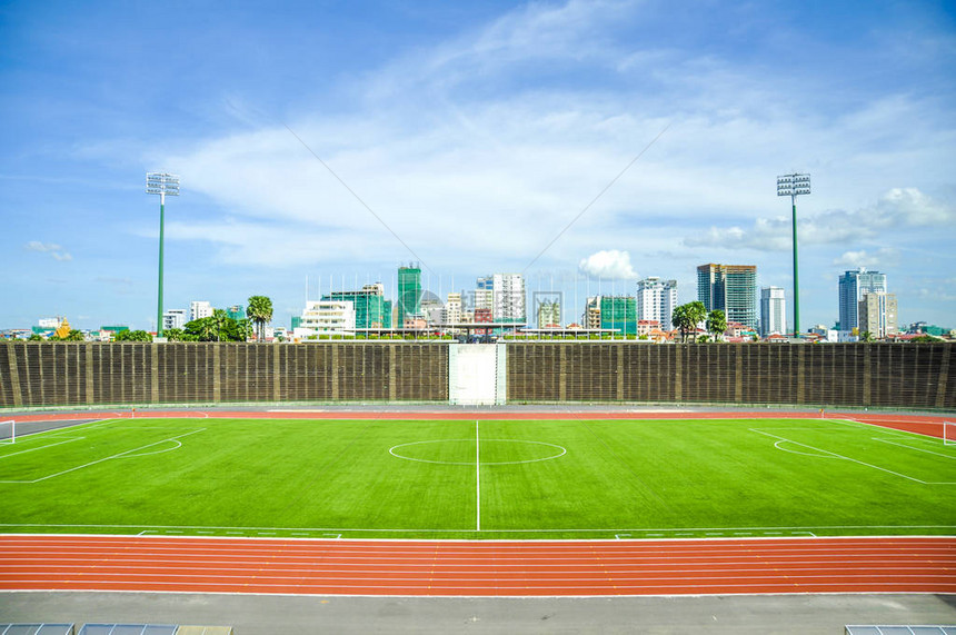 蓝天背景下的足球场景观图片