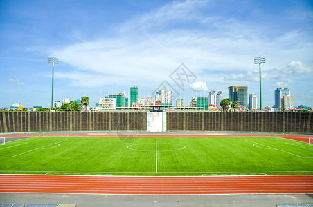 蓝天背景下的足球场景观高清图片