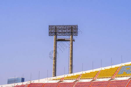 在足球场里面的聚光灯有位子和蓝天背景图片