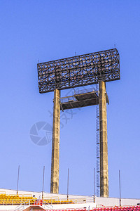 蓝天空背景的足球场内的焦点活动N图片