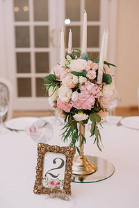 为客人装饰白色和粉红玫瑰康乃馨和蜡图片
