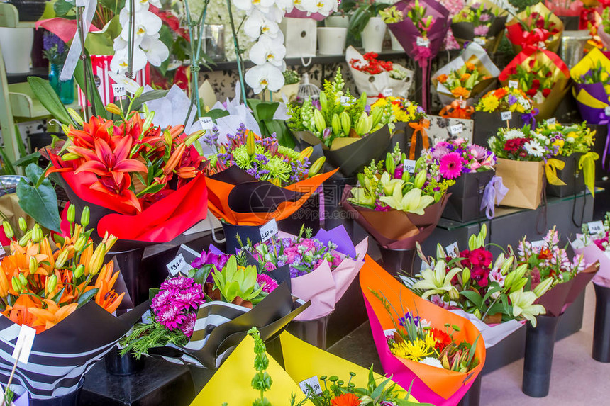 花卉市场花盆市场上的彩色花朵图片