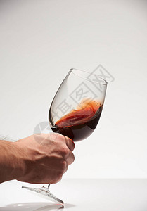 红色葡萄酒在玻璃中摇动用图片