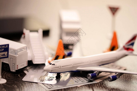 购买新航班机票用玩具飞机和背景图片