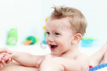 男婴在浴室里玩水和泡沫图片