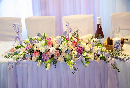 婚礼招待会上的主桌鲜花盛开图片