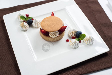 白盘子上的草莓和棉花糖酸奶蛋糕图片