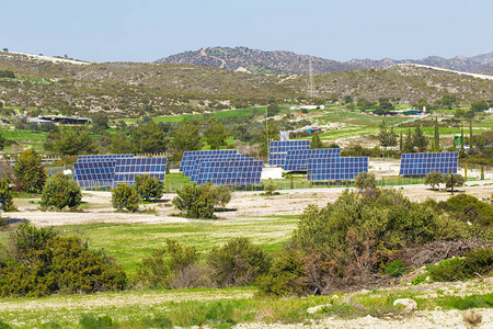 太阳能电池板从太阳中产生绿色图片