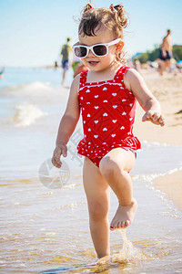 海滩上海边的宝贝女孩图片