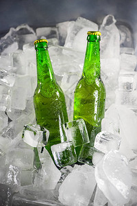 冰背景下的冷啤酒瓶图片
