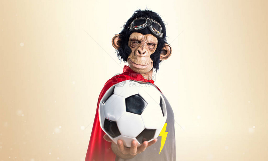 超级英雄猴子男拿着橄榄球在奥赫尔图片