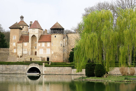 法国南部美丽的古典城堡有护城河图片