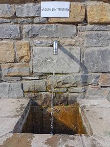 喷泉中饮用水的镀铬水龙头图片