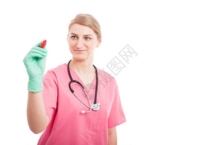 友好的医疗护士女在白色背景上隔离的无形板上书写图片