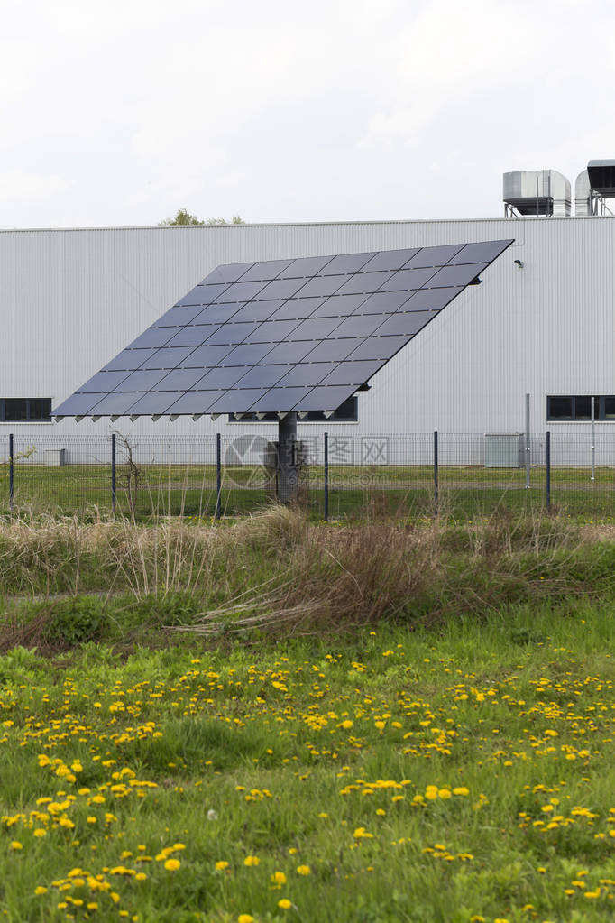 春天大自然中的太阳能发电站图片