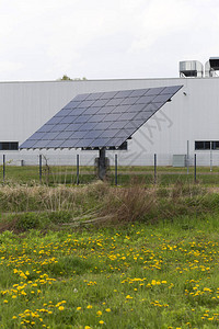 春天大自然中的太阳能发电站背景图片