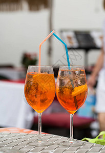 意大利一家酒吧中的传统的Spritzap图片