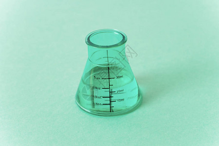 绿色背景中的药物或化学瓶图片