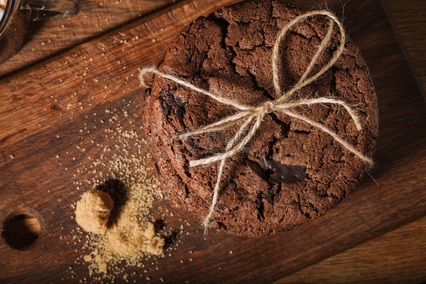 木板上巧克力饼干的回味加棉图片