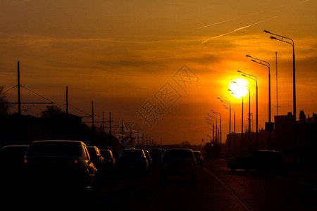 日落背景下的汽车交通现代城市图片