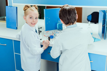 化学实验室科学实验室设备的学童科学家图片