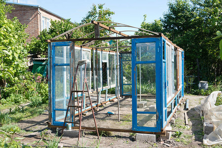 利用废料和旧垃圾在花园中建造一个温室用图片