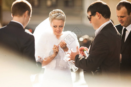 新娘拿着香槟烟管而穿黑西装图片